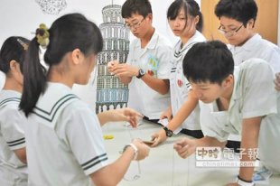 掌聲響起興國中學校長趙效賢鼓勵學生發展興趣，不要只為考試才讀書。（黃文瑜攝）