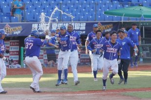 爆米花夏季聯盟崇越科技慶祝獲勝。（圖／中華棒協提供）