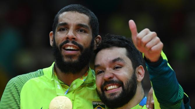 Os jogadores da seleÃ§Ã£o brasileira de vÃ´lei Wallace e William comemoram vitÃ³ria do ouro, nos Jogos OlÃ­mpicos do Rio, no dia 21 de agosto de 2016