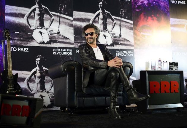 El músico argentino Fito Páez posa para la foto antes de una conferencia de prensa con motivo del lanzamiento de su álbum "Rock and Roll Revolution", el 3 de octubre de 2014 en Ciudad de México