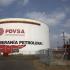 Un tanque petrolero se yergue en el complejo industrial de PDVSA José Antonio Anzoategu