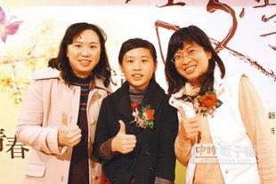三民國小五年級小詩人蔡宜臻（圖中，黃筱珮攝）以〈三隻小鳥〉為題發揮，拿下童詩第一名。