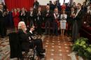 Fernando del Paso muestra la estatuilla acreditativa del Premio Cervantes, entre los aplausos del rey Felipe VI y los demás asistentes a la ceremonia de entrega, este sábado 23 de abril en el paraninfo de la Universidad de Alcalá de Henares (Madrid)