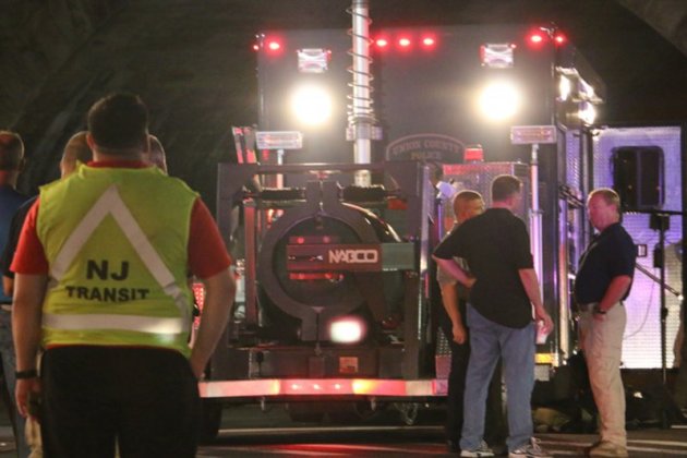 美國警方在紐澤西火車站發現爆裂物，隨即封鎖現場。（美聯社）