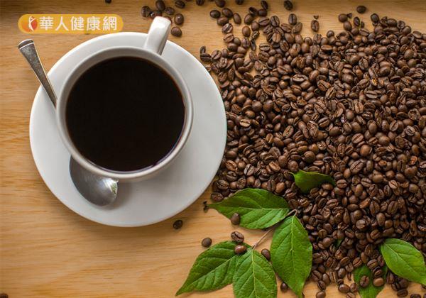 含高咖啡因的食物，例如，茶類、咖啡等。若過量食用容易促使皮膚皮脂腺分泌旺盛，加重痘痘發生情形。