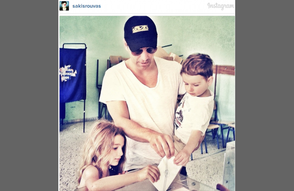Ο Σάκης Ρουβάς ψήφισε αγκαλιά με τα πανέμορφα παιδιά του! Δείτε πόσο μεγάλωσαν