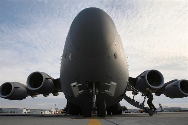 Canadian forces members load a C-17 Globemaster at CFB Trenton in ...