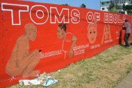 Artista pinta sintomas do Ebola em um muro da Libéria