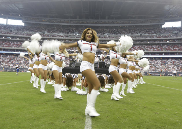 Las porristas Houston Texans realizan durante el medio tiempo de un partido de fútbol de la NFL Domingo, 07 de septiembre 2014, en Houston.  (Foto AP / Patric Schneider)