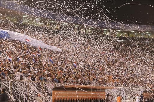Parcialidad de Nacional de Paraguay Durante el partido de ida de la última de la Libertadores frente a San Lorenzo, el 6 de agosto en el estadio Defensores del Chaco de Asunción