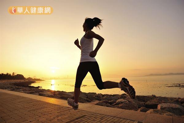 運動前熱身，運動完拉筋，可以減少運動傷害，也能預防足底筋膜炎的發作。
