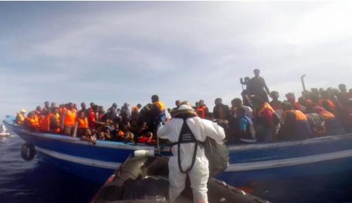 (Captura de tela) Guardas da Guarda Costeira Italiana resgata um barco com 397 imigrantes, no dia 2 de maio de 2015, no Mar Mediterrâneo. Imagem cedida pela Guarda Costeira Italiana