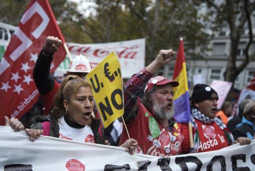 Des manifestants effectuent une marche baptisée "Marche pour la dignité" à Madrid afin de protester contre l'austérité, le 29 novembre 2014