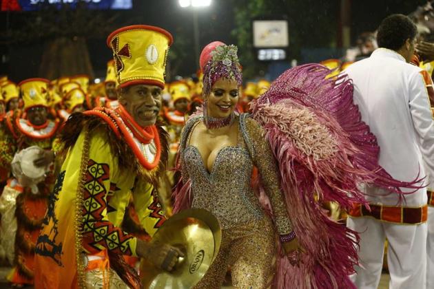BRA04 RÍO DE JANEIRO (BRASIL) 15/02/2015.-Participantes bailan hoy, domingo 15 de febrero de 2015, durante el desfile de la escuela de Samba Unidos do Viradouro, en el sambódromo de Río de Janeiro (Br