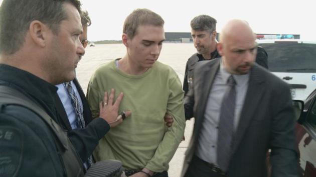 Luka Rocco Magnotta é escoltado pela polícia ao chegar da Alemanha no dia 18 de junho de 2012, em Quebec, no Canadá