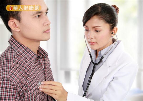 根據國健署102年台灣癌症登記報告顯示，肺癌新增人數僅次於大腸癌，位居第2。
