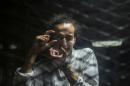 Le photographe égyptien Mahmoud Abdel Shakour, surnommé Shawkan, dans le box des accusés lors de son procès au Caire, le 9 août 2016