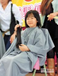 小天使台北市西門國小學童化身「微夢小天使」，一起剪下超過30公分的長髮，捐贈給癌症希望基金會。（張潼攝）