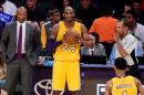 Byron Scott (izq) observa a Kobe Bryant poner en juego un balón durante un partido de la NBA entre los Lakers y los Clippers, el pasado 6 de abril en Los Angeles (EEUU)