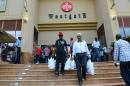 Des clients quittent le centre commercial Westgate le 18 juillet 2015 à Nairobi