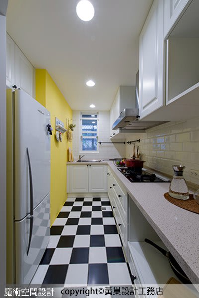 廚房以黃色表現太陽般的暖度，地面以黑白跳色搭配，與牆壁的地鐵磚，聯袂營造紐約風。