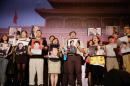 Líderes políticos muestran los retratos de prisioneros políticos en Taipei el 4 de junio de 2014
