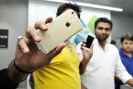 匯流新聞網記者藍立晴 / 綜合報導 蘋果傳出近日就會在印度製造iPhone。華爾街日報報導，蘋果公司將在未來2個月內開始於印度生產iPhone，緯創會在未來的4到6週內開始製造iPhone 6和6S，並在三個月內開始製造iPhone SE。 今年1月，印度工業部、財政部、資訊科技與電子部門的高官與蘋果公司就在印度設廠生產iPhone一事展開談判。今日華爾街日…