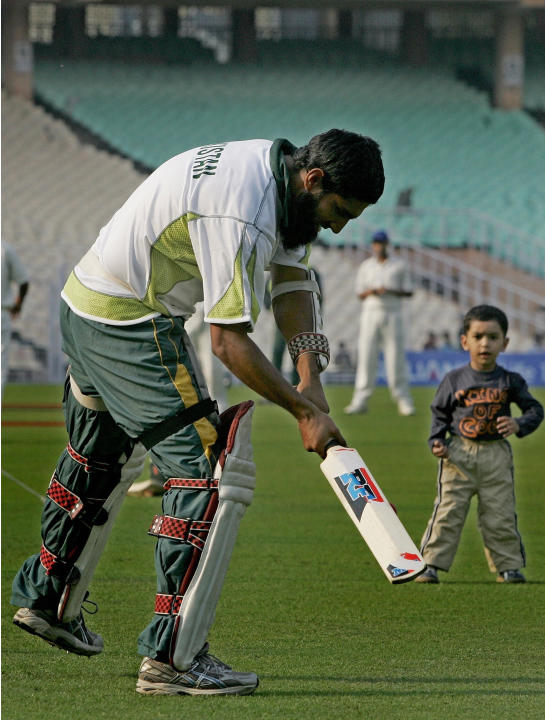 Pakistan cricketer Mohammad Yousuf (L) p