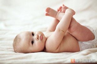 嬰兒血便的情況並不常見，原因通常以肛門周圍裂傷破皮和蛋白過敏最為常見。