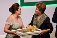 La senadora Katia Abreu (I) y la presidenta Dilma Roussef, durante una ceremonia de la Confederación de Agricultura y Ganadería del Brasil (CNA), el 15 de diciembre de 2014 en Brasilia (AFP | Evaristo Sa)