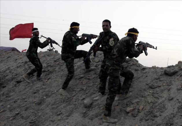 Integrantes de la milicia chiíta iraquí Kitab al-Abbas participan en un entrenamiento con las fuerzas armadas hoy, miércoles 20 de mayo de 2015, en Nikheb cerca Ramadi city, al suroeste de Irak. EFE