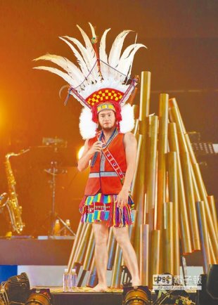↑張震嶽將著阿美族傳統服飾為原住民發聲。