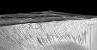 Cratera de Garni, em Marte, com linhas escuras de centenas de metros de comprimento que seriam formadas por água em estado líquido