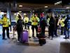 La police suédoise contrôle les identités de passagers à la gare de l'aéroport de Kastrup près de Copenhague, le 4 janvier 2016
