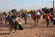 Los militantes kurdos en Turquía han lanzado un nuevo llamamiento para defender una ciudad fronteriza en el norte de Siria del avance de los combatientes de Estado Islámico, y las autoridades turcas y Naciones Unidas preparaban el domingo un aumento de los refugiados. En la imagen, kurdos sirios con sus pertenencias después de cruzar la frontera hacia Turquía en la frontera, cerca de Suruc, el 20 de septiembre de 2014. REUTERS/Stringer
