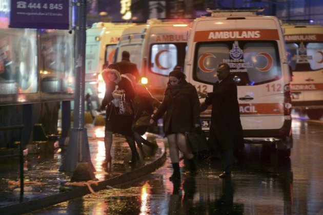 土耳其伊斯坦堡一間夜店在跨年夜遭受攻擊，盛裝打扮的民眾正在逃離現場。（美聯社）