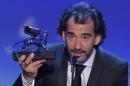 El cineasta argentino Pablo Trapero recibe el León de Plata por el filme "El Clan" en la 72ª edición del Festival de Venecia, el 12 de septiembre de 2015