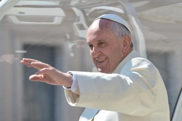 O papa Francisco acena na Praça de São Pedro, no Vaticano, no dia 8 de abril de 2015