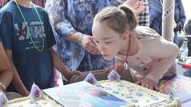 Mackenzie Moretter sopla las velas de cumpleaños. Foto: Facebook