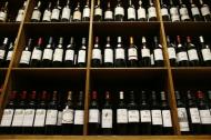 Garrafas de vinho tinto dos vinhedos de Bordeaux são vistas em uma loja de vinhos em Paris