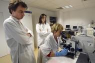 Médicos examinam uma amostra de tecido de paciente com suspeita de câncer, em um hospital próximo a Marselha, sul da França