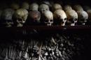 Des crânes humains exposés au Memorial du génocide rwandais à Nyamata, le 24 avril 2014