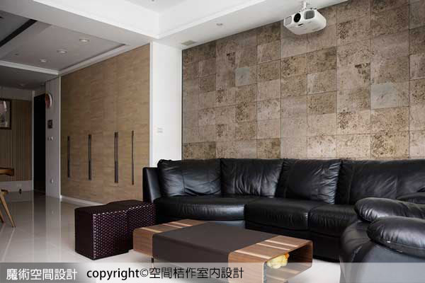 沙發背牆- 設計師特別挑選鑿面大理石，拼貼手法妝點沙發背牆，讓材質自然流露質樸特性，成為客廳吸睛重點。