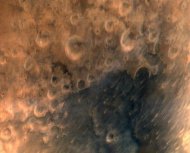 A superfície de Marte é vista a uma distância de 7300m, na primeira foto capturada pela Isro