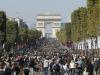 Des promeneurs et des cyclistes sur les Champs-Elysées pour la première "journée sans voiture" à Paris le 27 septembre 2015