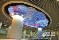 　抬頭看光雕秀　　←松山站以當地悠久的人文歷史設計車站裝置藝術，透過燈光變換及流動述說當地先民開發的軌跡。（王英豪攝）