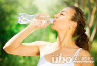 醫師告訴你！運動時該喝水還是運動飲料？