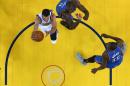 Stephen Curry # 30 de los Golden State Warriors, salta por una bandeja sobre Kevin Durant, # 35, y Serge Ibaka, # 9 de los Thunder de Oklahoma City, en el séptimo partido de las Finales de la Conferencia Oeste durante los Playoffs de la NBA en Oaklanda, el 30 de mayo de 2016.