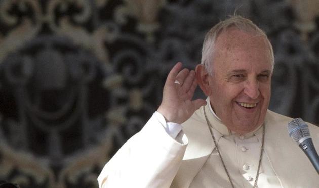VAT04 CIUDAD DEL VATICANO (VATICANO) 05/11/2014.-El papa Francisco sonríe a los fieles mientras preside la audiencia general de los miércoles en la Plaza de San Pedro del Vaticano, hoy, 5 de noviembre