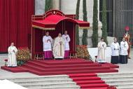 Francisco encabezó la doble canonización de los pontífices Juan Pablo II y Juan XXIII frente al papa emérito Benedicto XVI y ante más de un millón de peregrinos